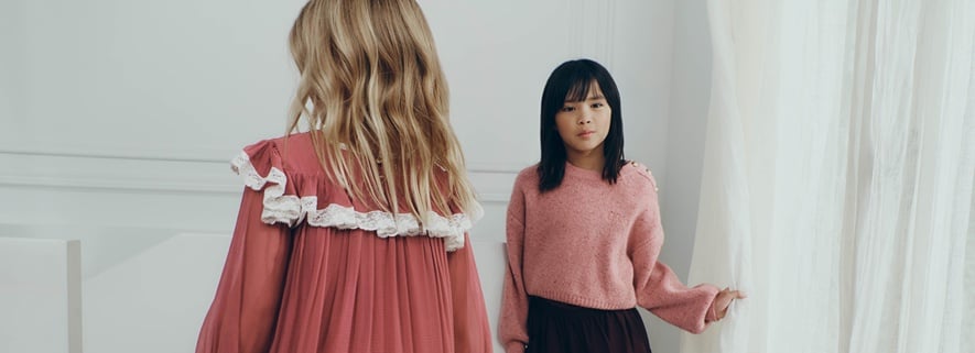 /on/demandware.static/-/Sites-GaleriesLafayette_UAE/default/dw722895b2/CHLOE_FW26_FESTIVE (1).jpg